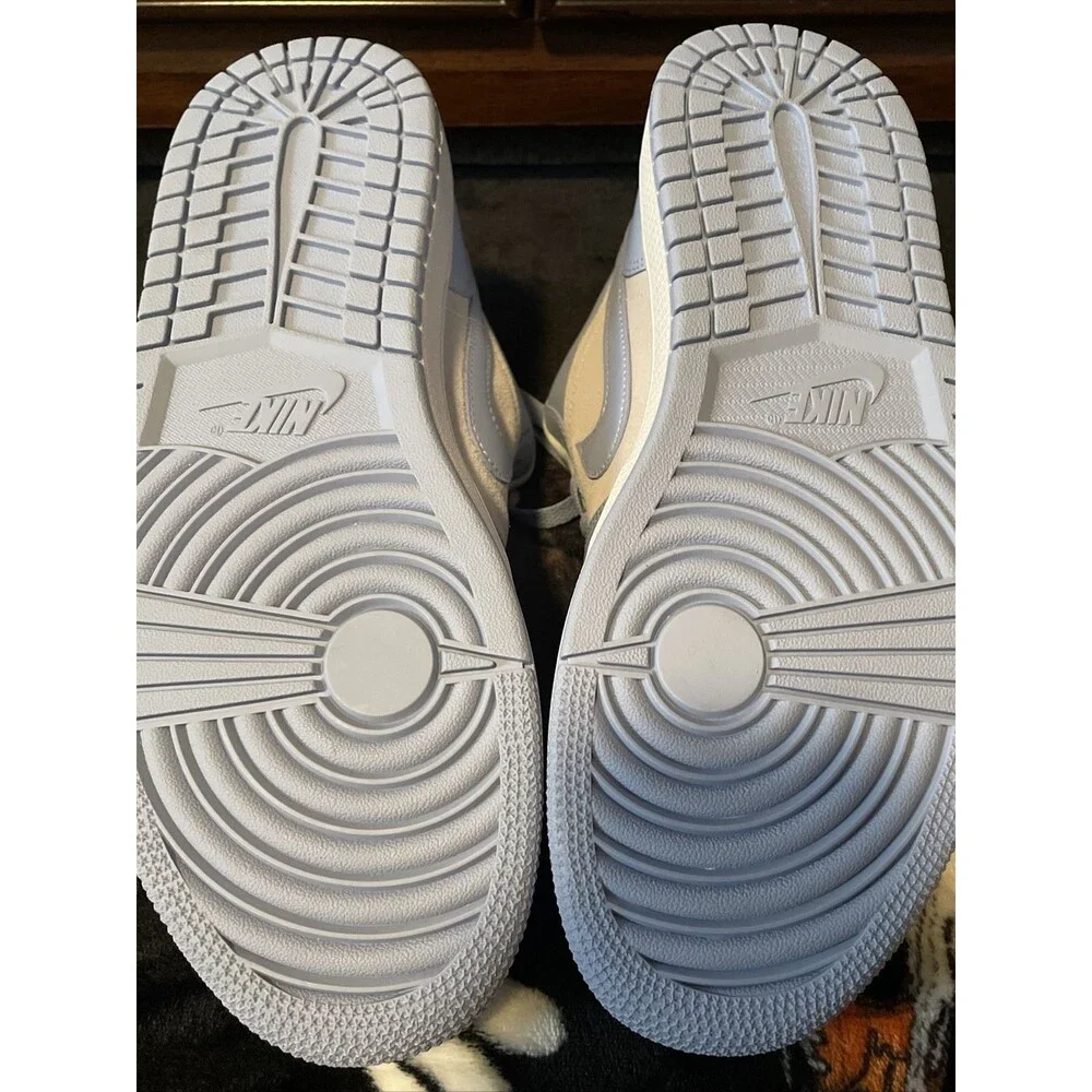 Nike Air Jordan 1 Low Aluminum Football Grey Women’s 10 / Men’s 8.5 DC0774-050